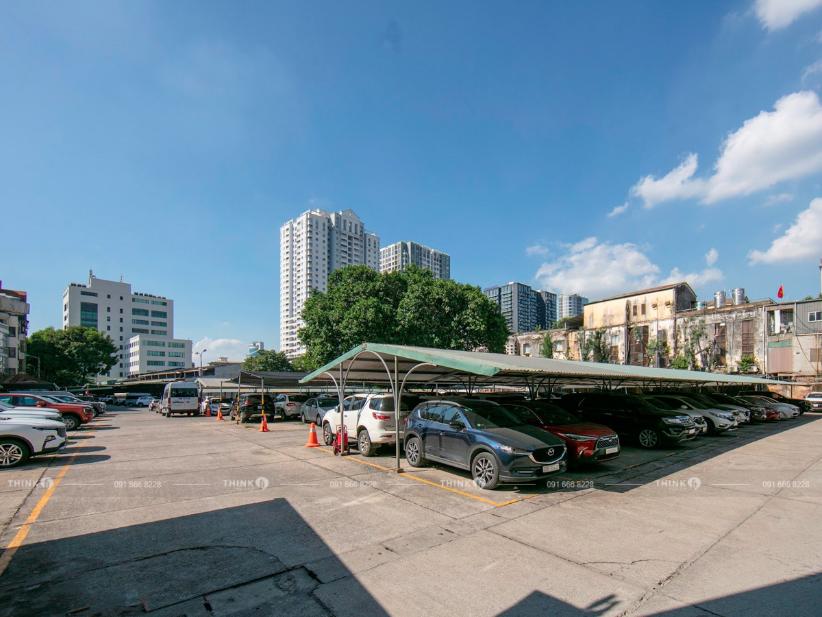 Bãi để xe bên ngoài toà nhà IDMC Láng Hạ Building
