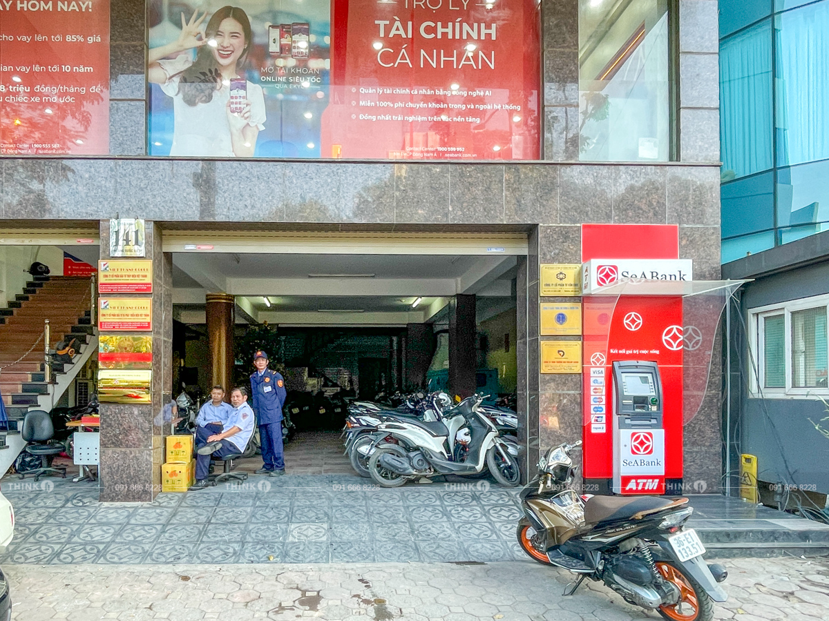 Bên ngoài toà nhà 141 Hoàng Quốc Việt