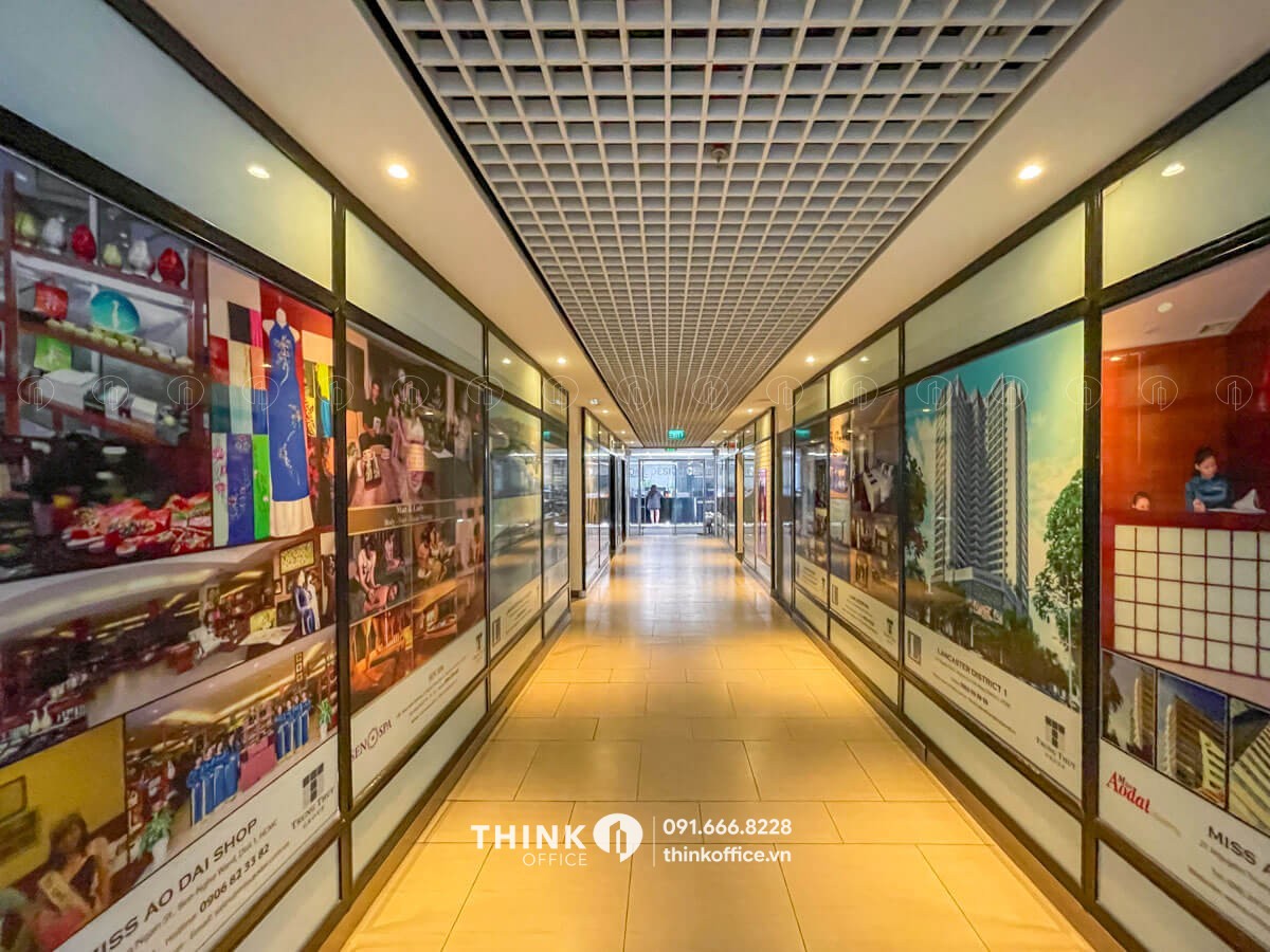 Hành lang văn phòng tầng trên toà nhà The Lancaster Building 20 Núi Trúc