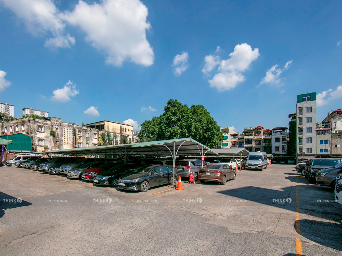 Khu vực bãi để xe ngoài toà nhà IDMC Láng Hạ Building