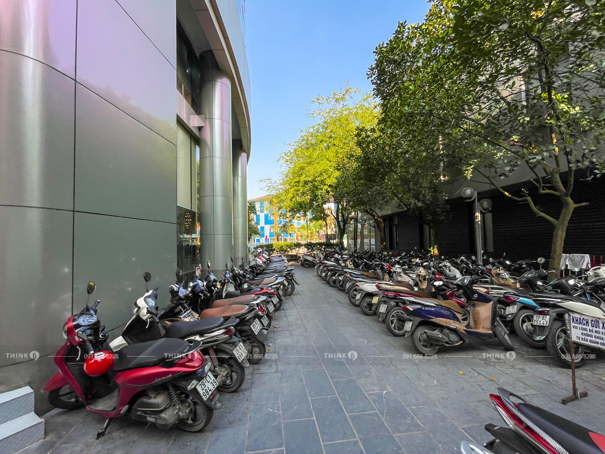 Khu vực để xe ngoài toà nhà Plaschem Tower