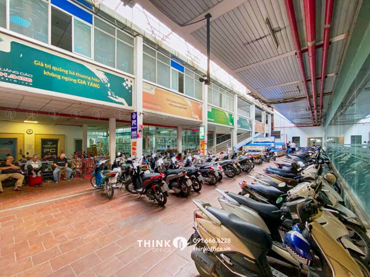 Bãi gửi xe ngoài toà nhà VK Building