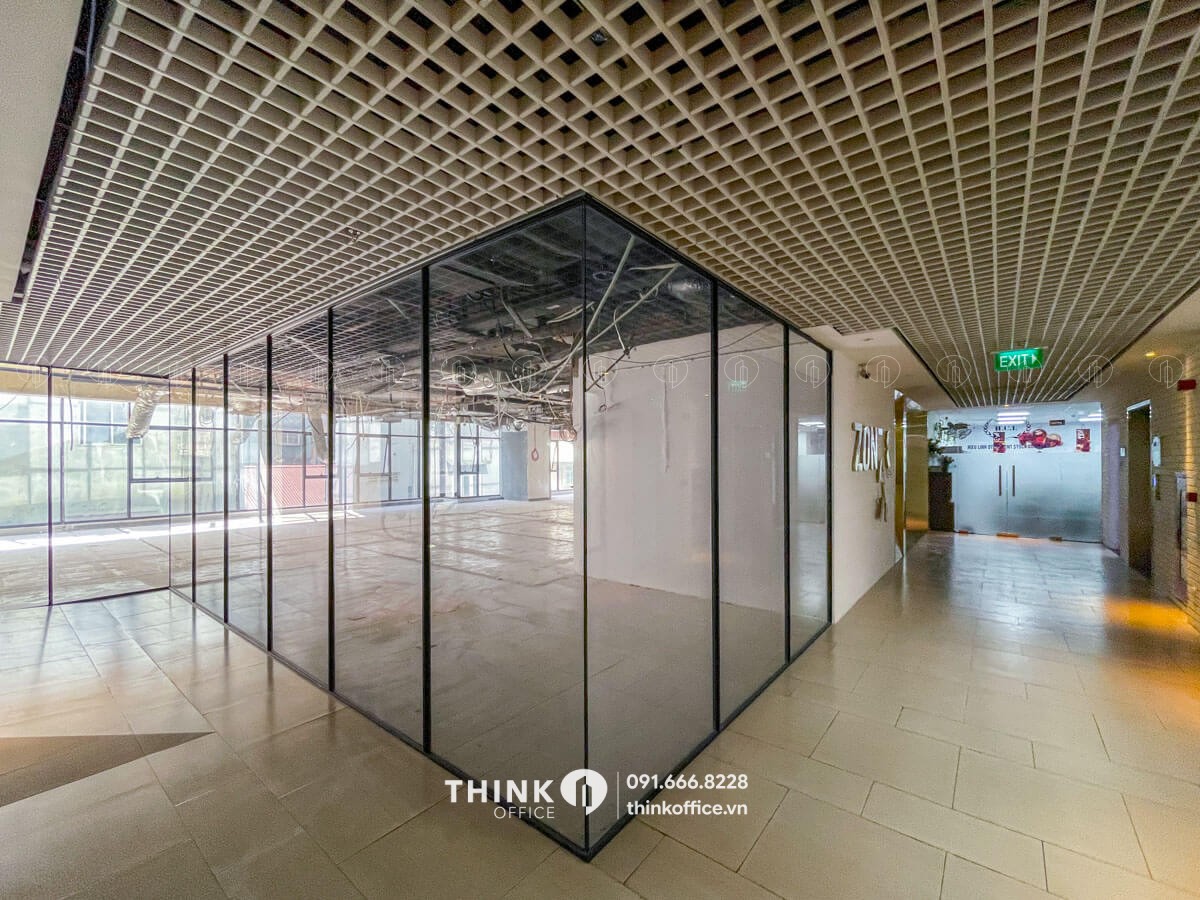 Khu vực hành lang khu vực văn phòng trống toà nhà The Lancaster Building 20 Núi Trúc