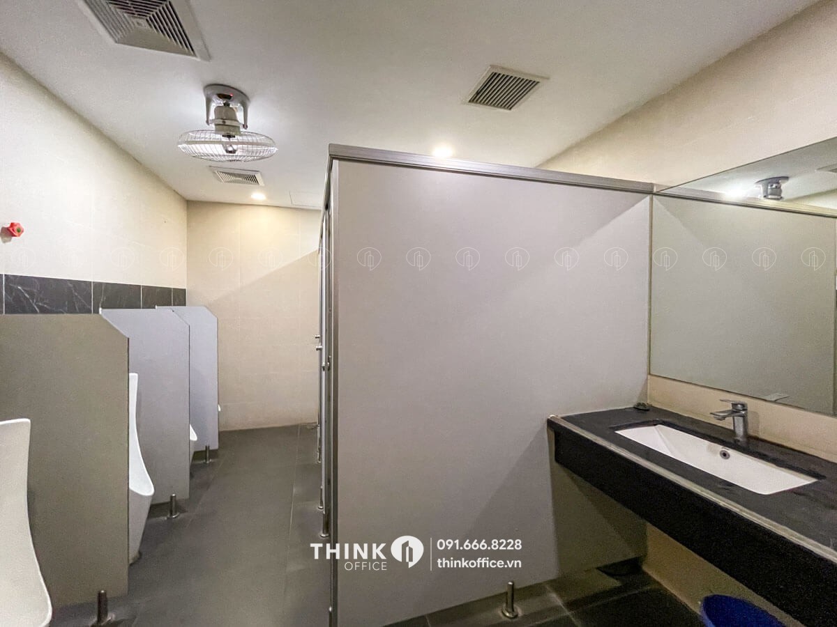 Khu vực nhà vệ sinh sạch sẽ hiện đại tại toà nhà Golden Park Tower