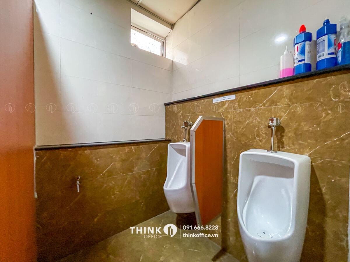 Khu vực bồn tiểu tại nhà vệ sinh nam toà nhà VMT Building Duy Tân