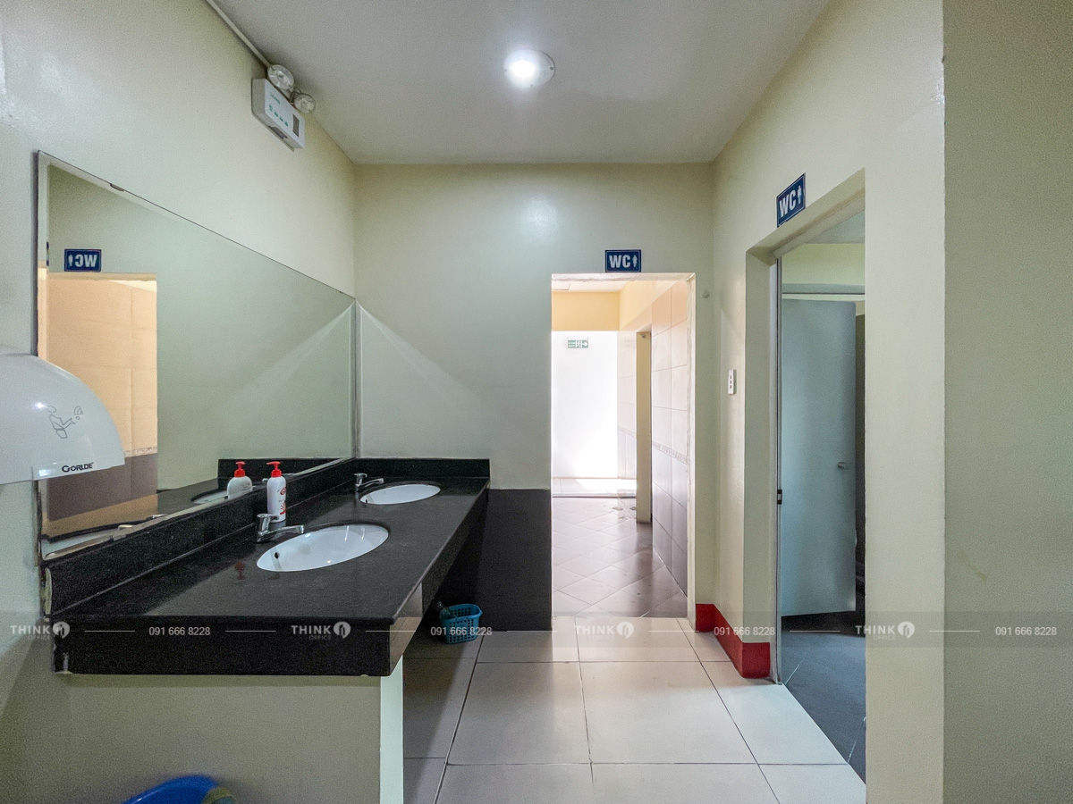 Khu vực nhà vệ sinh toà nhà Âu Việt Building