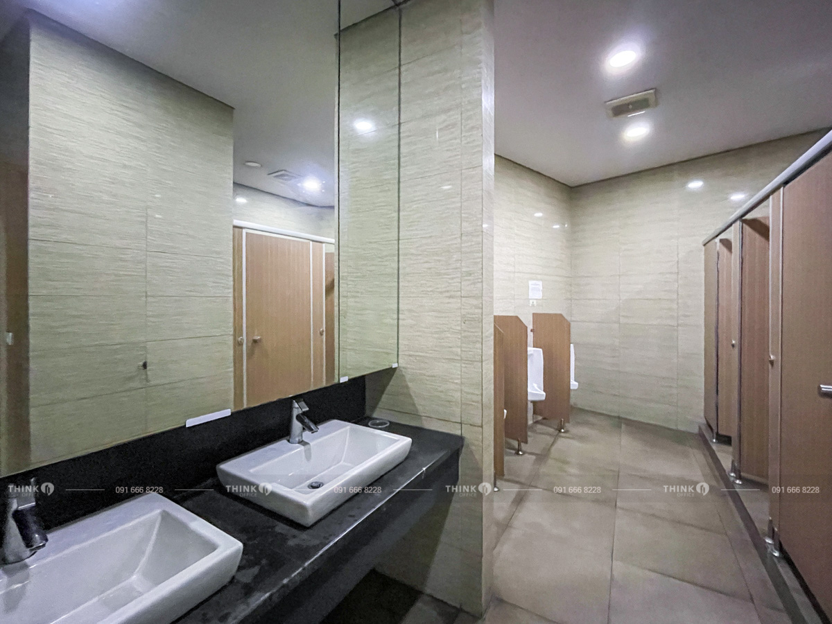 Khu vực nhà vệ sinh toà nhà Dolphin Plaza