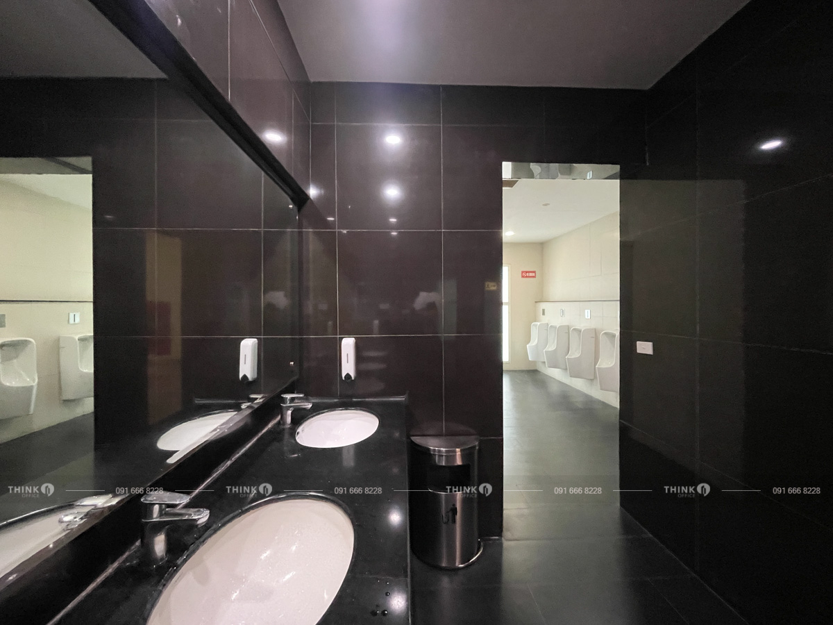 Khu vực nhà vệ sinh toà nhà Geleximco Building Hoàng Cầu