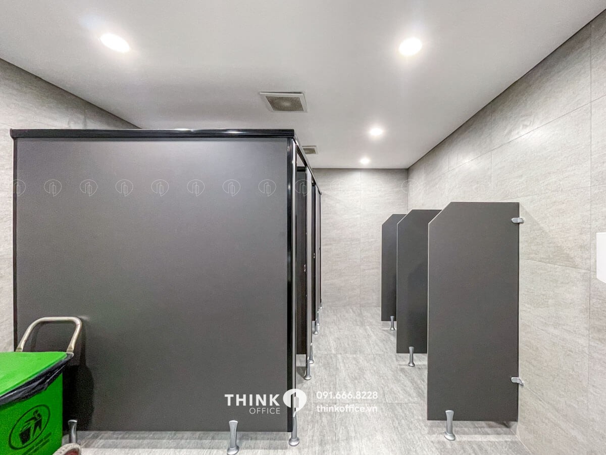 Khu vực nhà vệ sinh toà nhà HCMCC Tower