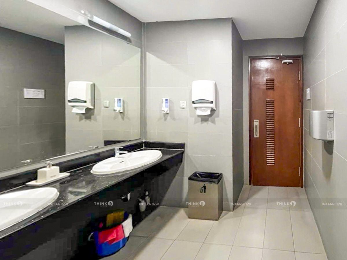 Khu vực nhà vệ sinh toà nhà Hanoi Tourist Building Lý Thường Kiệt