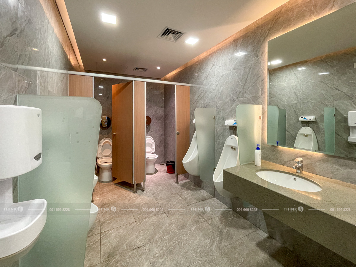 Khu vực nhà vệ sinh toà nhà Hapulico Center Building
