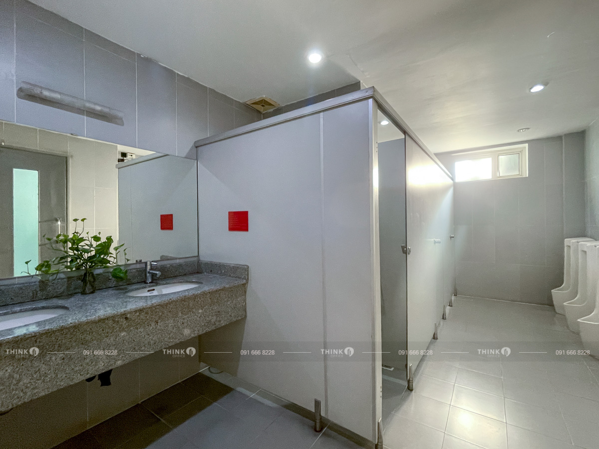 Khu vực nhà vệ sinh toà nhà Kinh Đô Building Tây Sơn