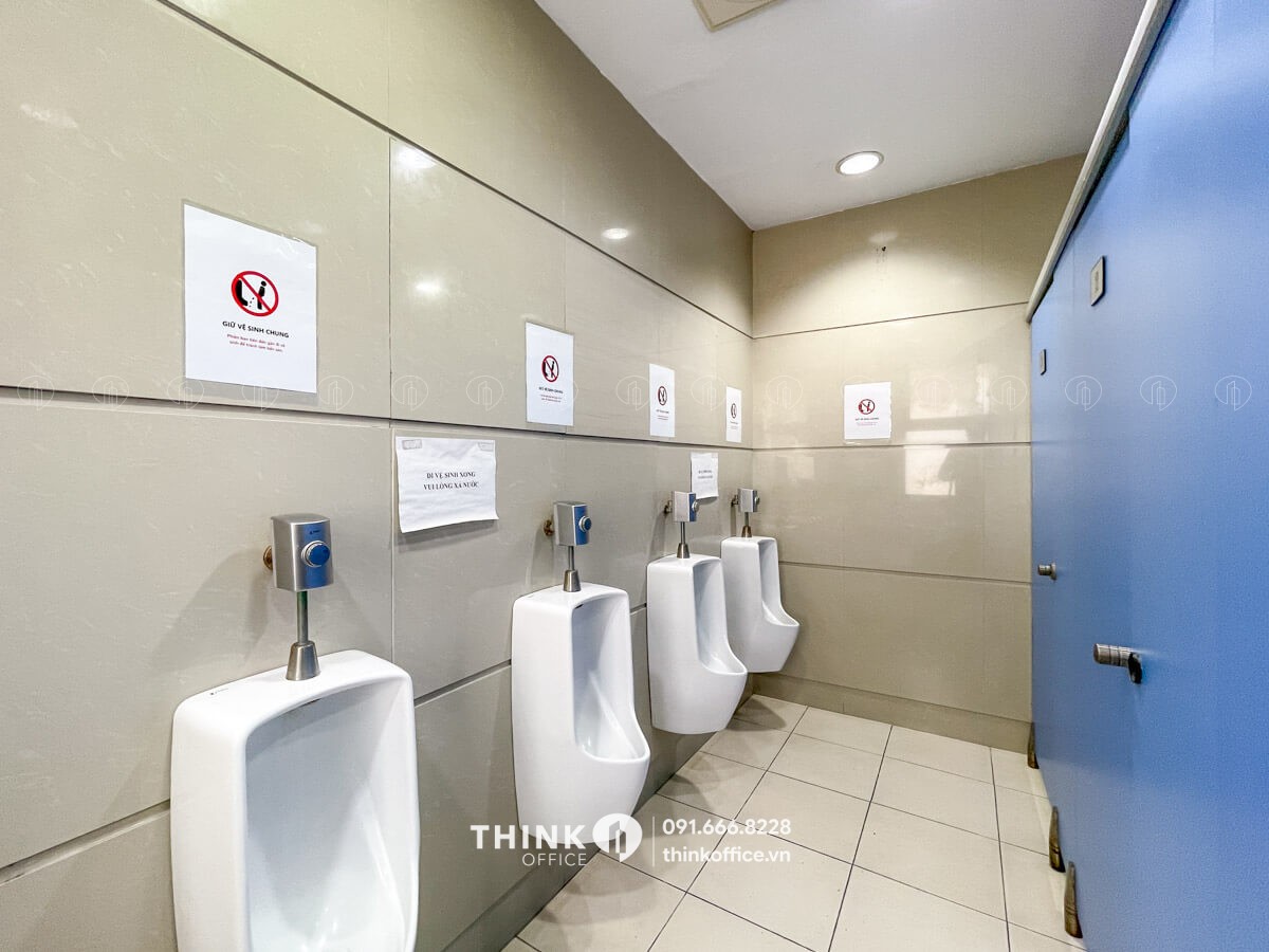 Khu vực nhà vệ sinh toà nhà Ladeco Building