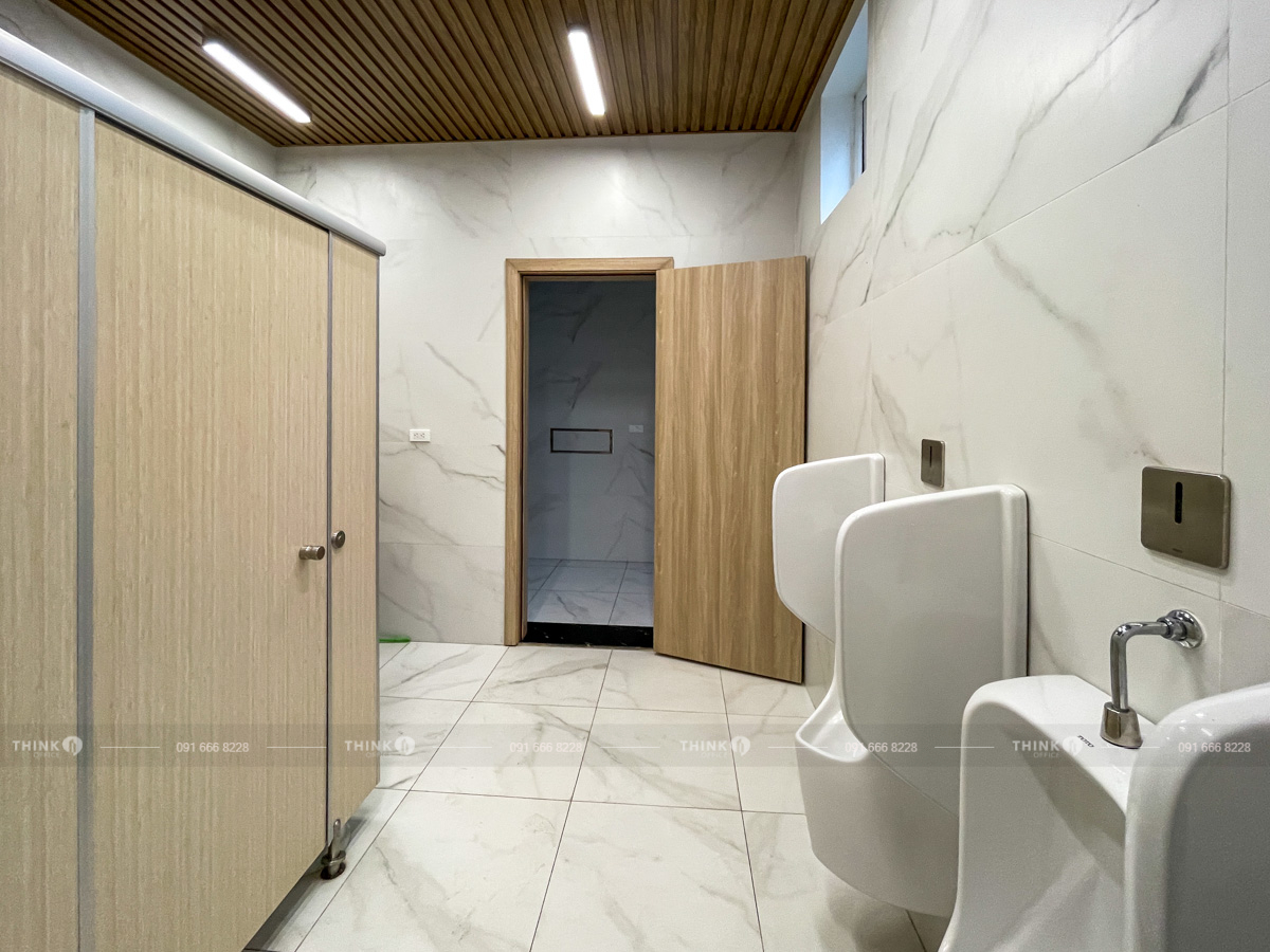 Khu vực nhà vệ sinh toà nhà Mercury Building