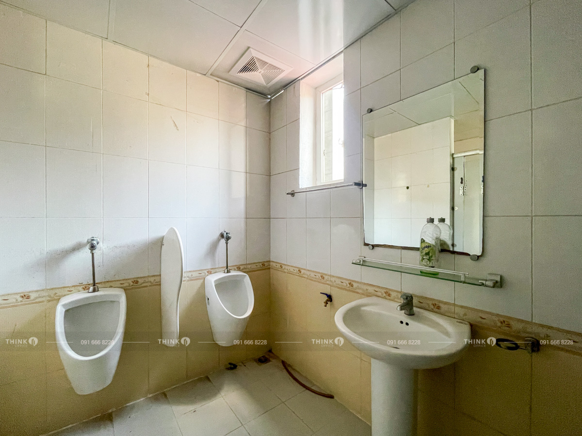 Khu vực nhà vệ sinh toà nhà Nam Anh Building