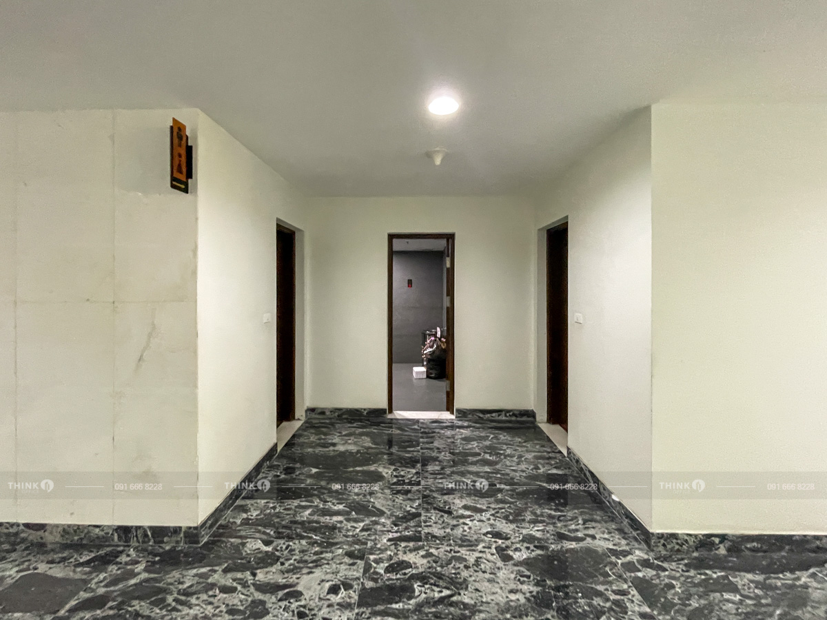 Khu vực nhà vệ sinh toà nhà Peakview Tower Hoàng Cầu