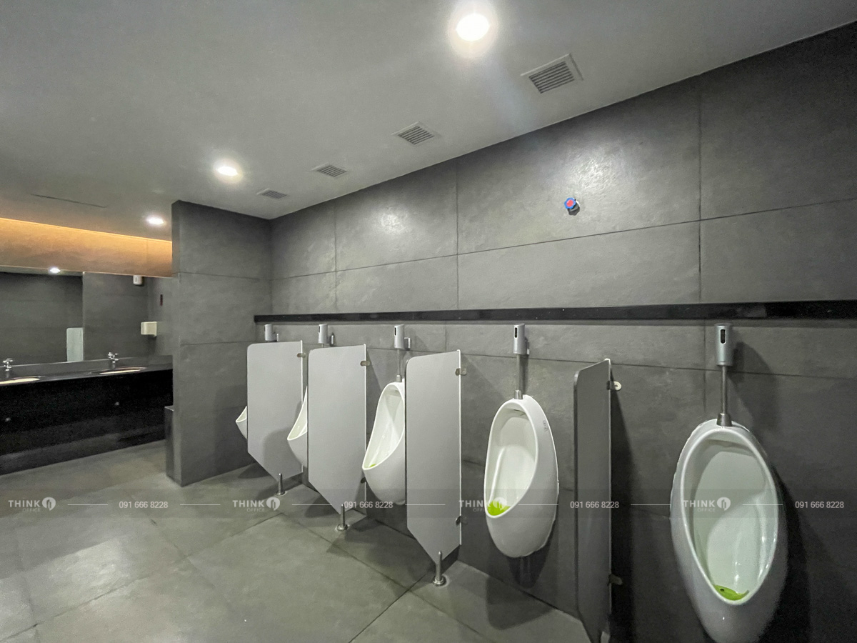 Khu vực nhà vệ sinh toà nhà Peakview Tower