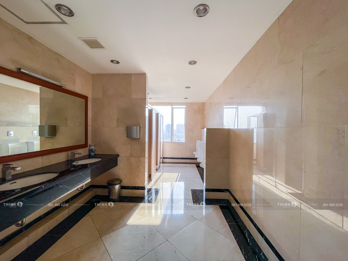 Khu vực nhà vệ sinh toà nhà Plaschem Tower