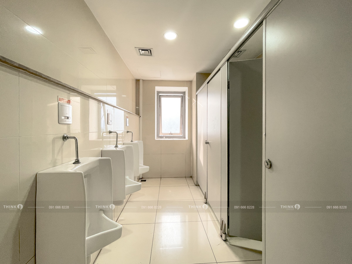 Khu vực nhà vệ sinh toà nhà Rox Tower Sky City