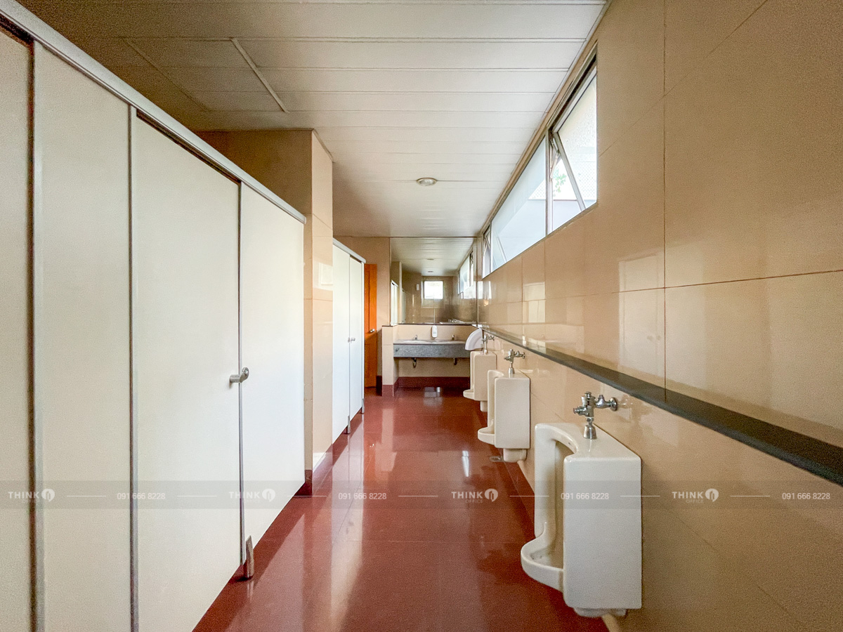 Khu vực nhà vệ sinh toà nhà Simco Building