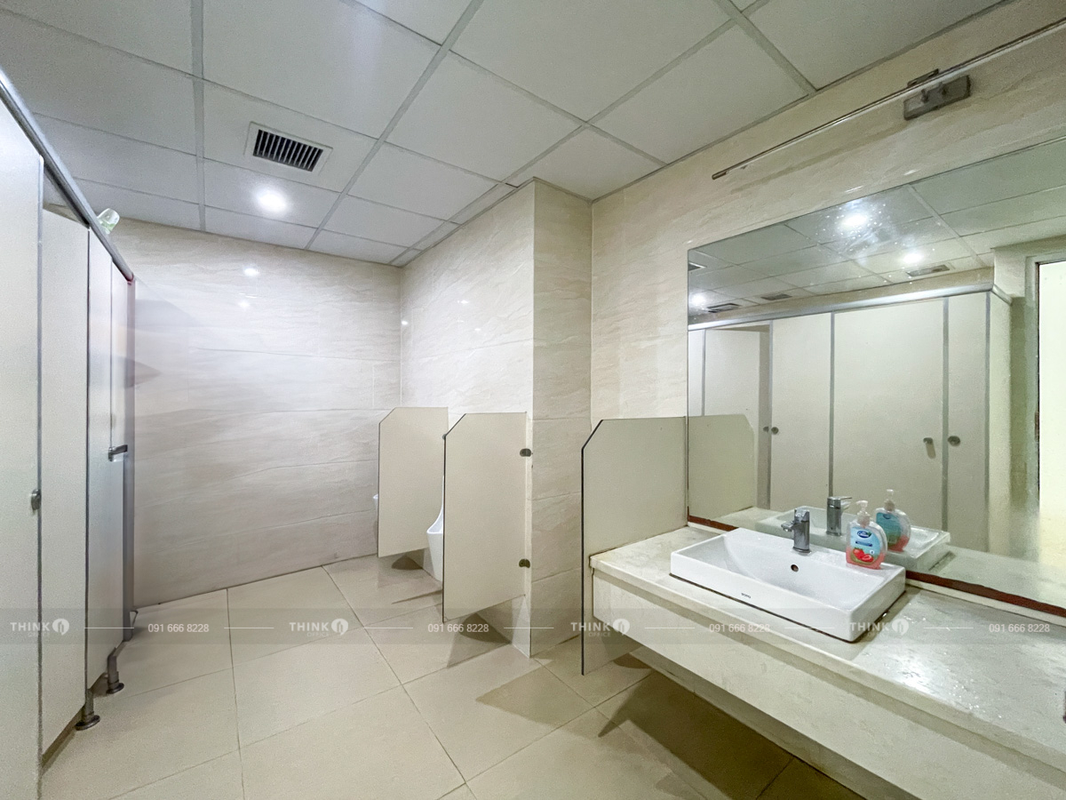 Khu vực nhà vệ sinh toà nhà Times Tower Lê Văn Lương