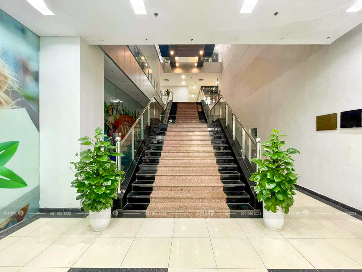 Khu vực sảnh toà nhà Golden Palace Lê Văn Lương