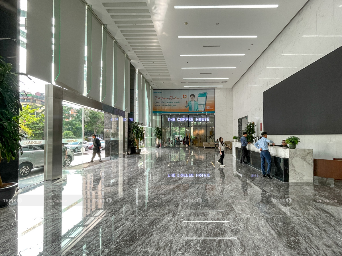 Khu vực sảnh văn phòng toà nhà Peakview Tower Hoàng Cầu