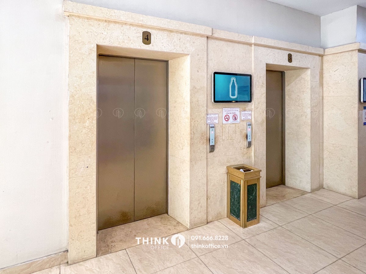 Thang máy khối văn phòng toà nhà D2 Giảng Võ