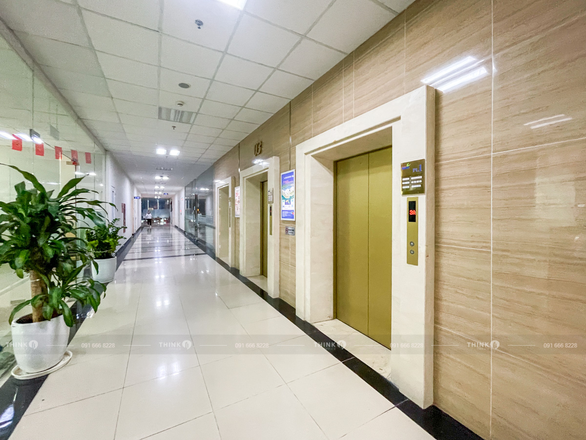 Khu vực thang máy văn phòng toà nhà Thanh Xuân Complex