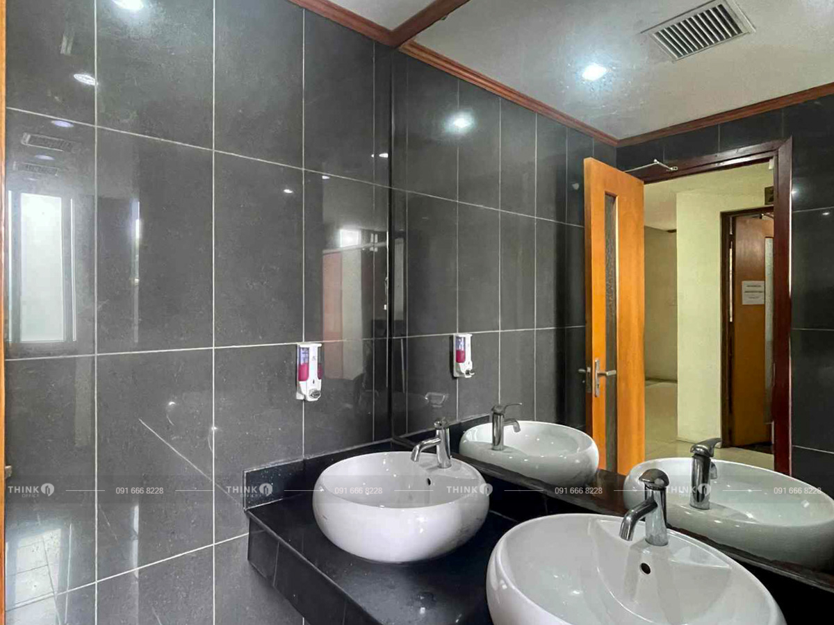 Khu vực vệ sinh toà nhà Naforimex Building Bà Triệu