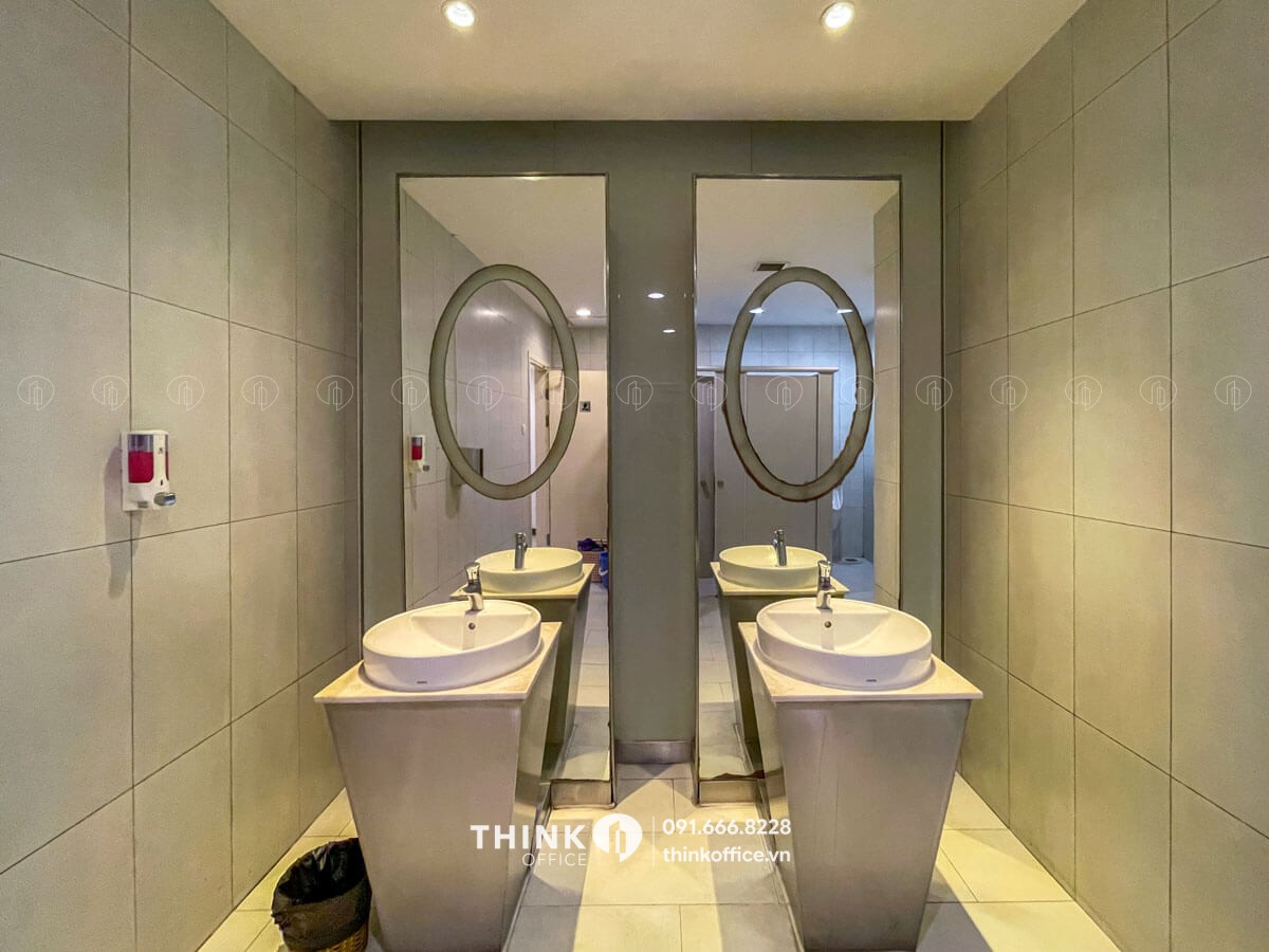 Khu vực bồn rửa mặt toà nhà The Lancaster Building Núi Trúc