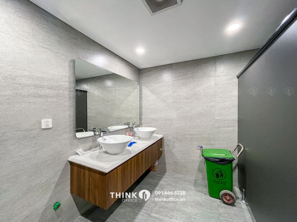 Khu vực vệ sinh văn phòng toà nhà HCMCC Tower