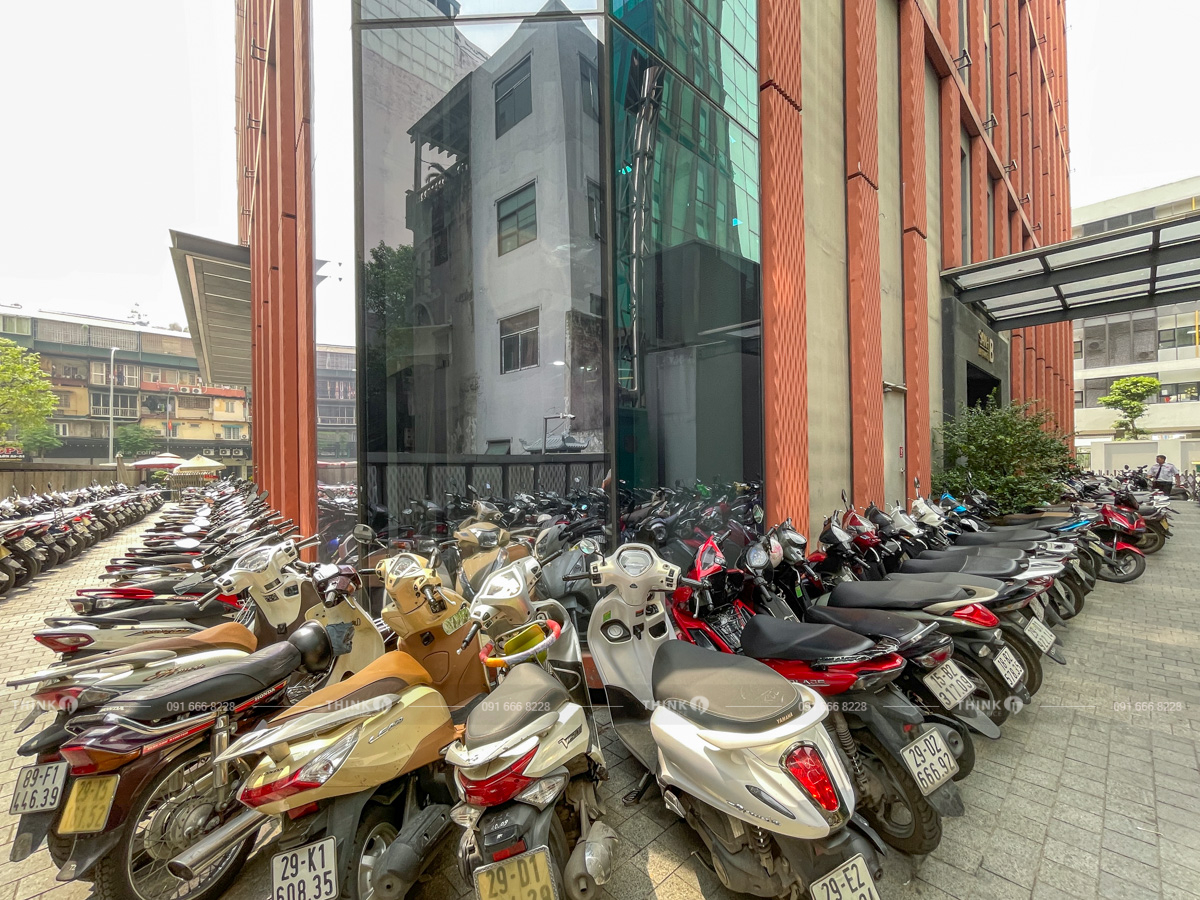 Khuôn viên để xe ngoài toà nhà Coninco Tower