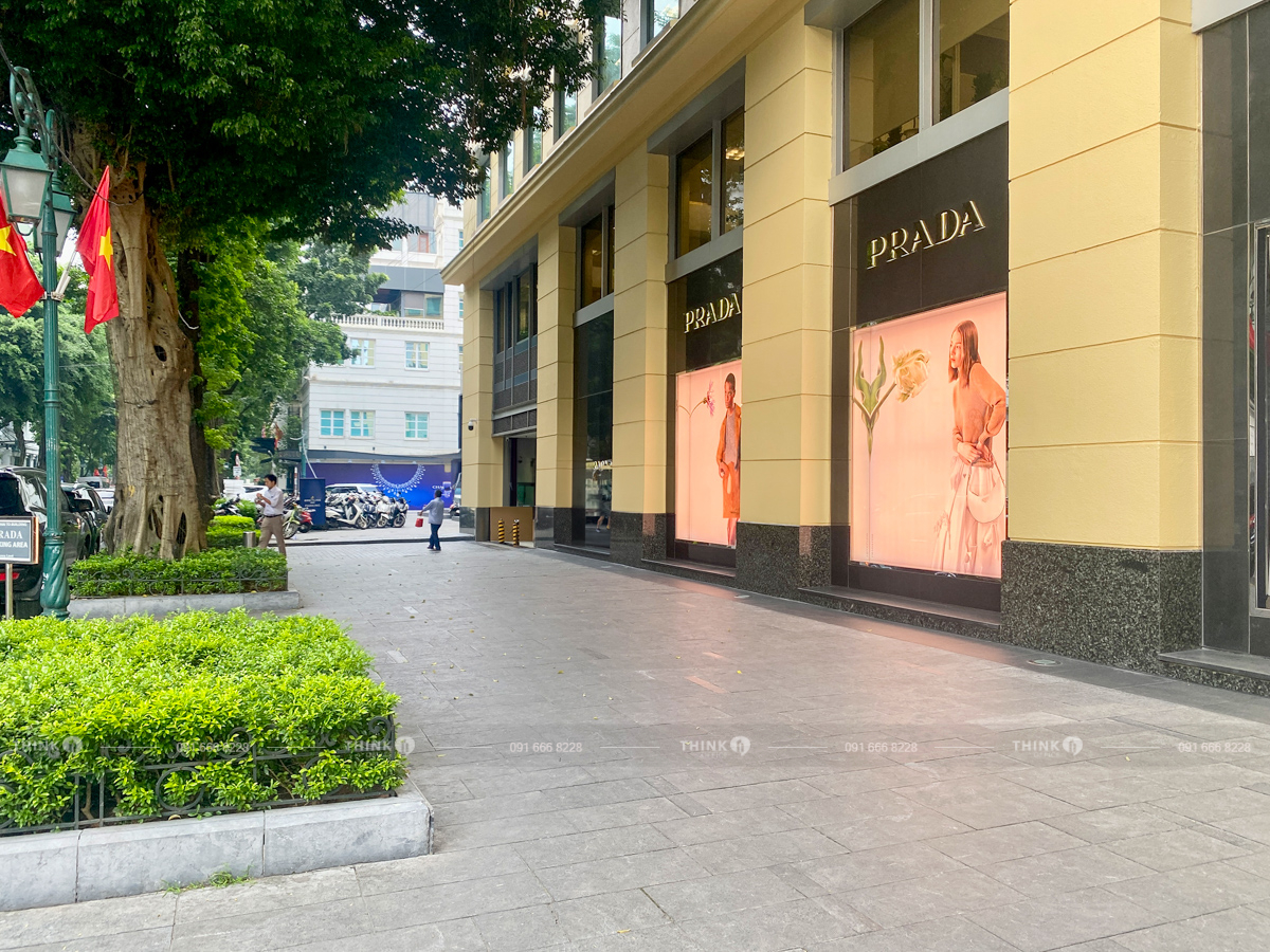 Khuôn viên ngoài toà nhà 63 Lý Thái Tổ