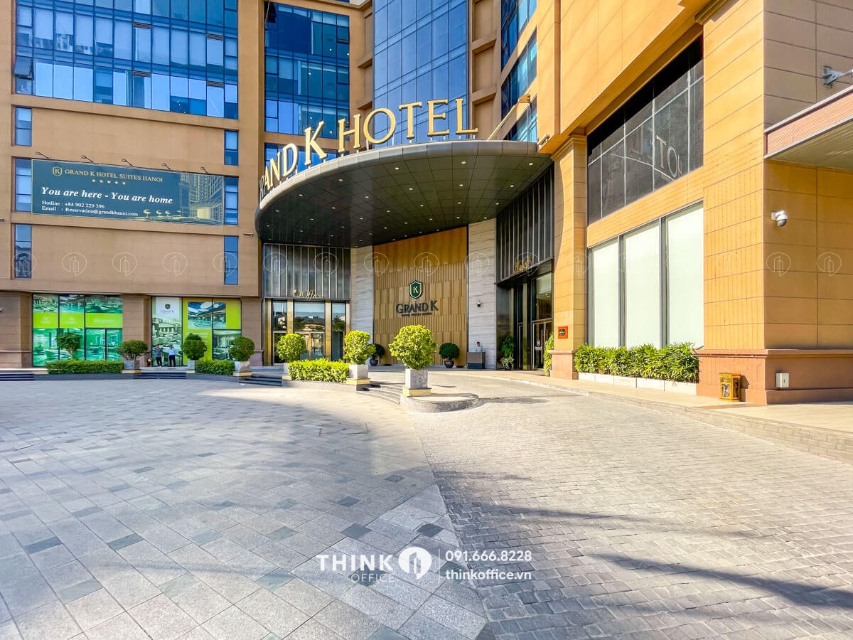 Khuôn viên lối vào sảnh ngoài toà nhà Golden Park Tower
