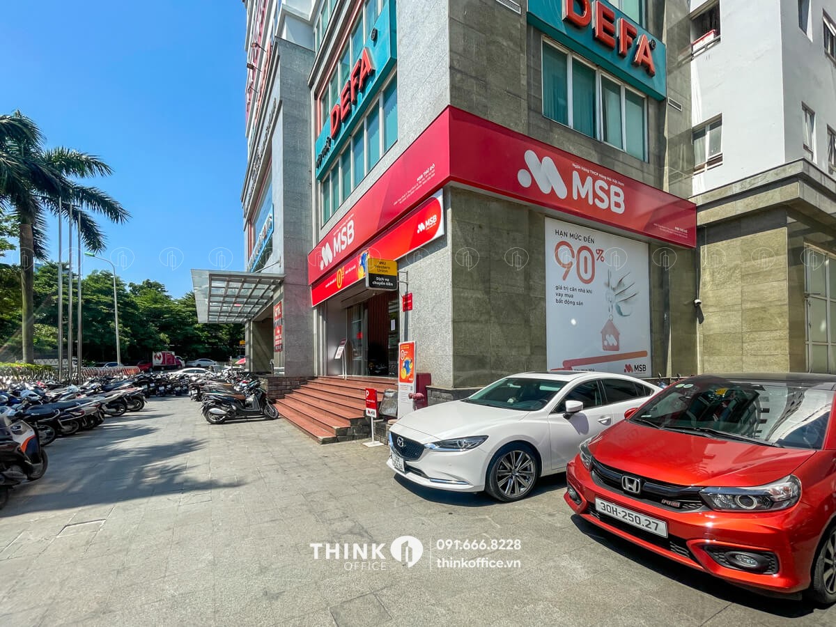Khuôn viên ngoài toà nhà HCMCC Tower