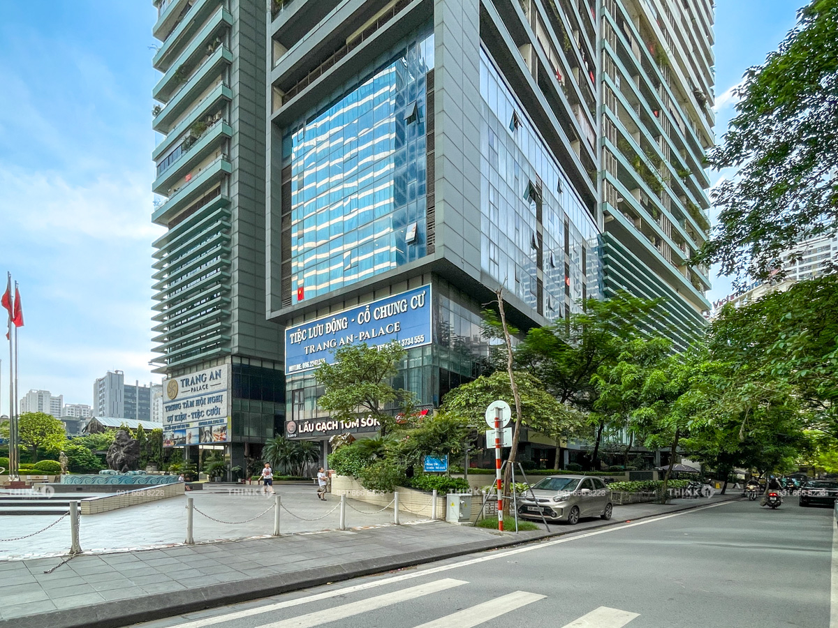 Khuôn viên ngoài toà nhà HEI Tower