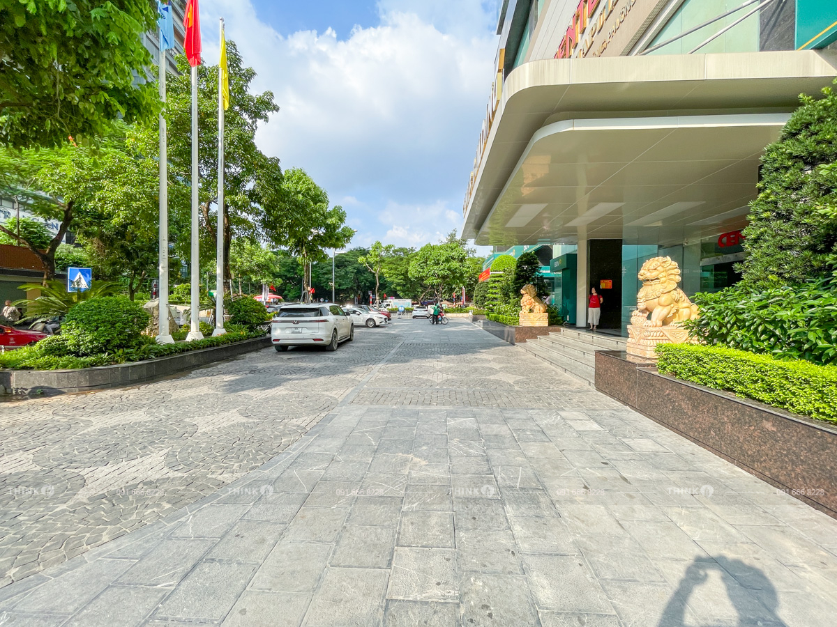 Khuôn viên ngoài toà nhà Hapulico Center Building