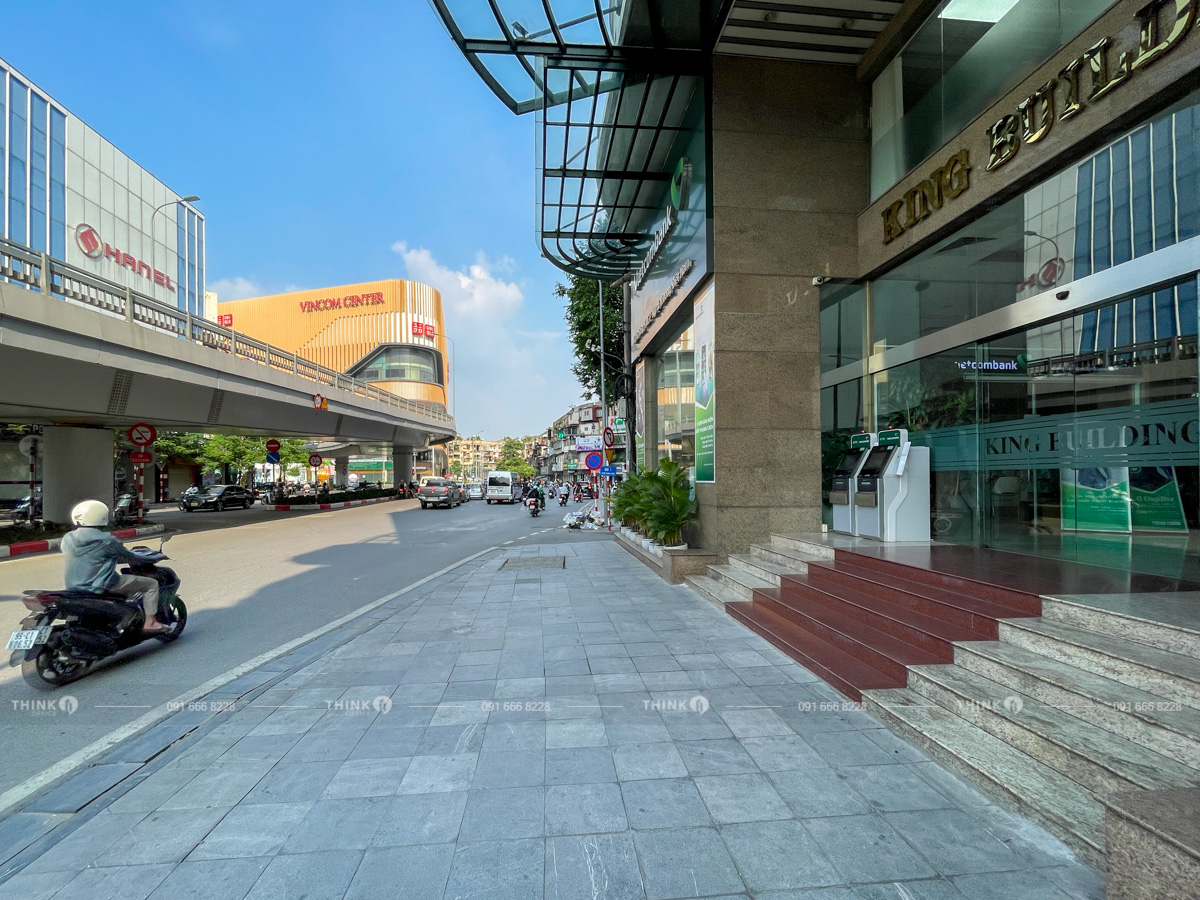Khuôn viên ngoài toà nhà King Building