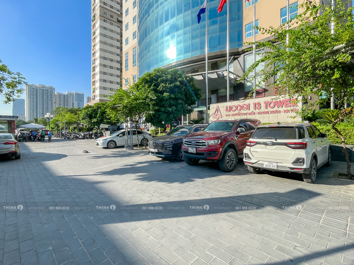 Khuôn viên ngoài toà nhà Licogi 13