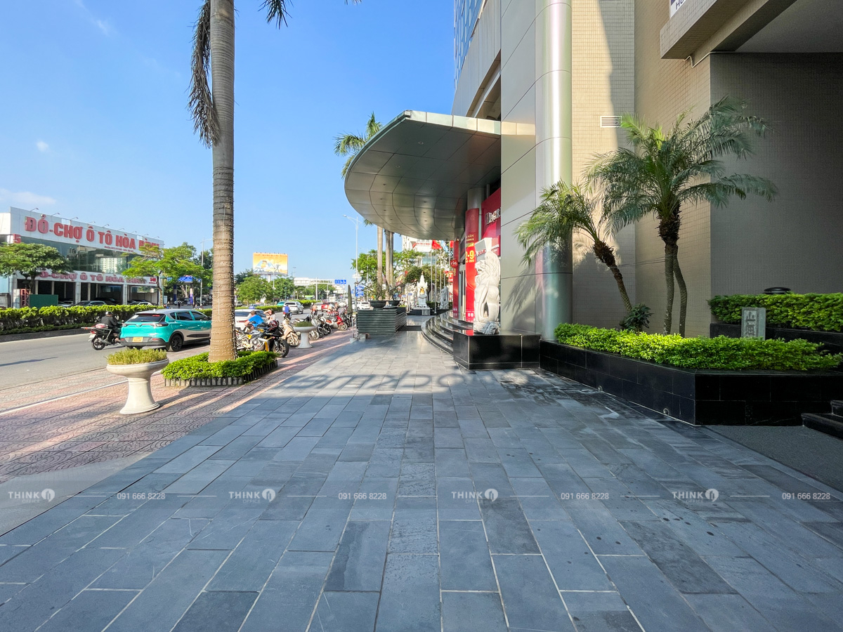 Khuôn viên ngoài toà nhà Plaschem Tower Nguyễn Văn Cừ