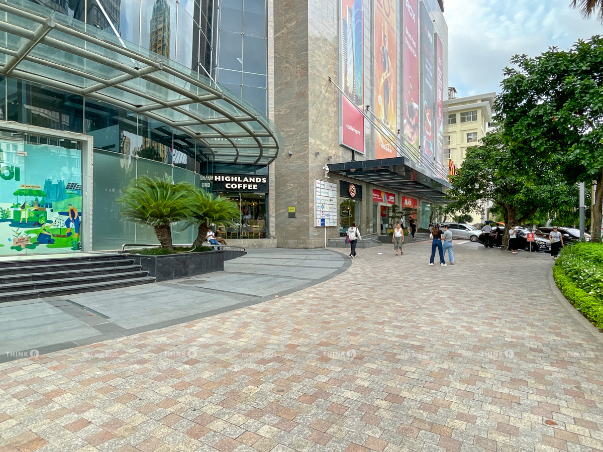 Khuôn viên ngoài toà nhà Rox Tower Nguyễn Chí Thanh