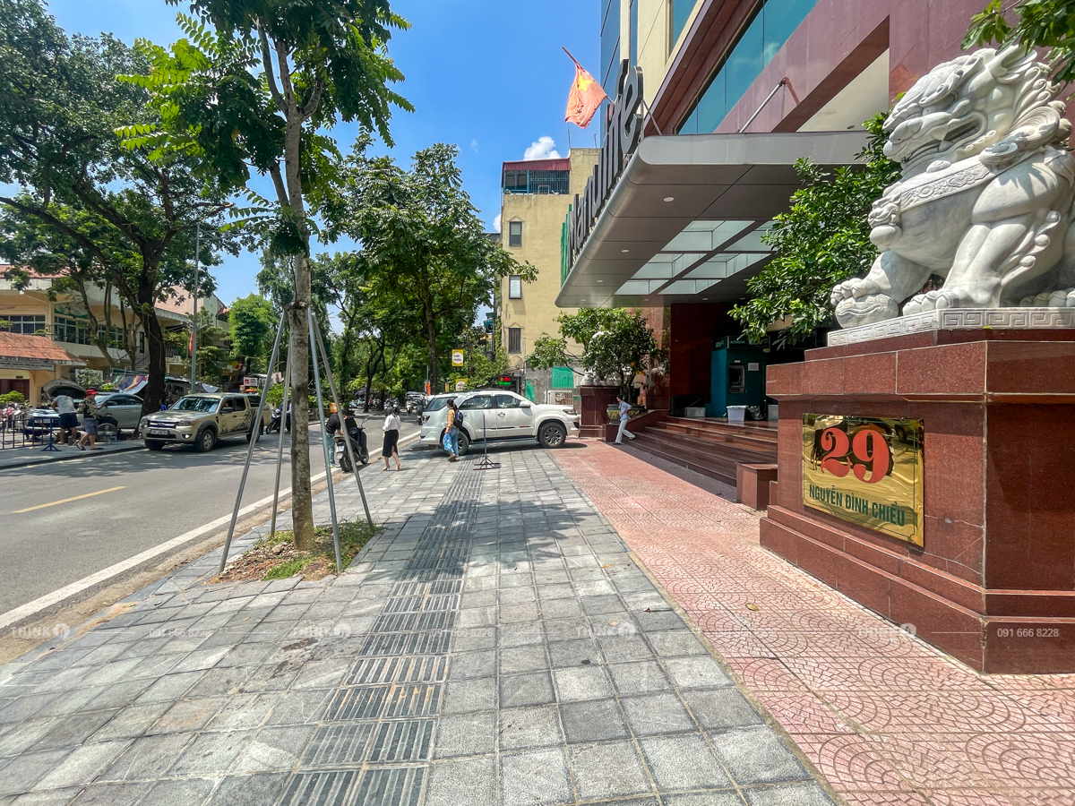 Khuôn viên trước toà nhà Green Park Building Nguyễn Đình Chiểu