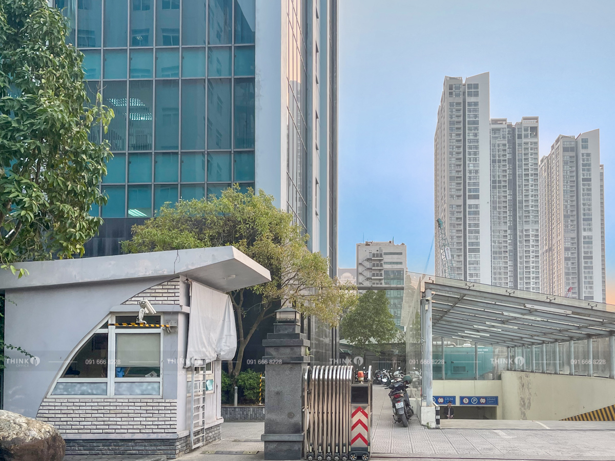 Lối vào hầm để xe toà nhà Báo Nông Thôn Ngày Nay