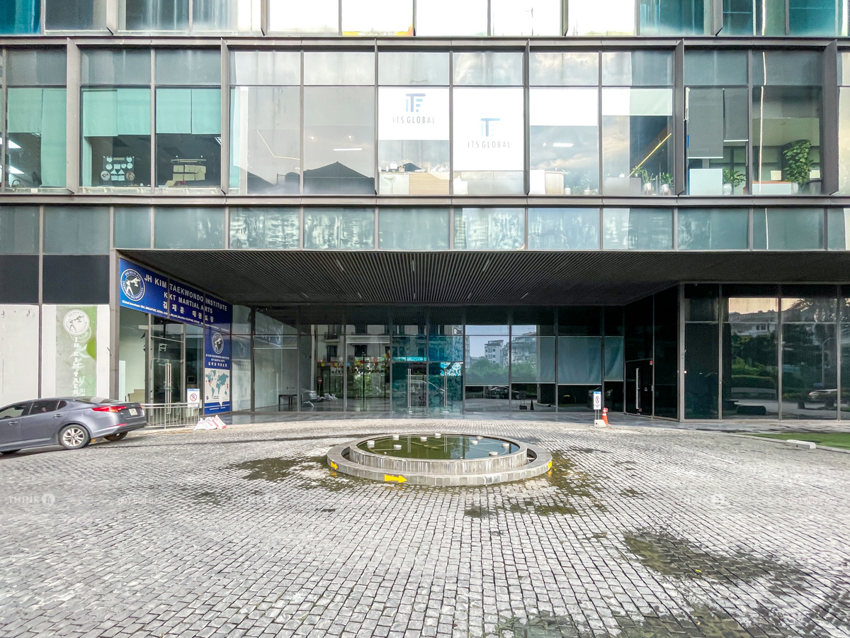 Lối vào sảnh toà nhà Dolphin Plaza