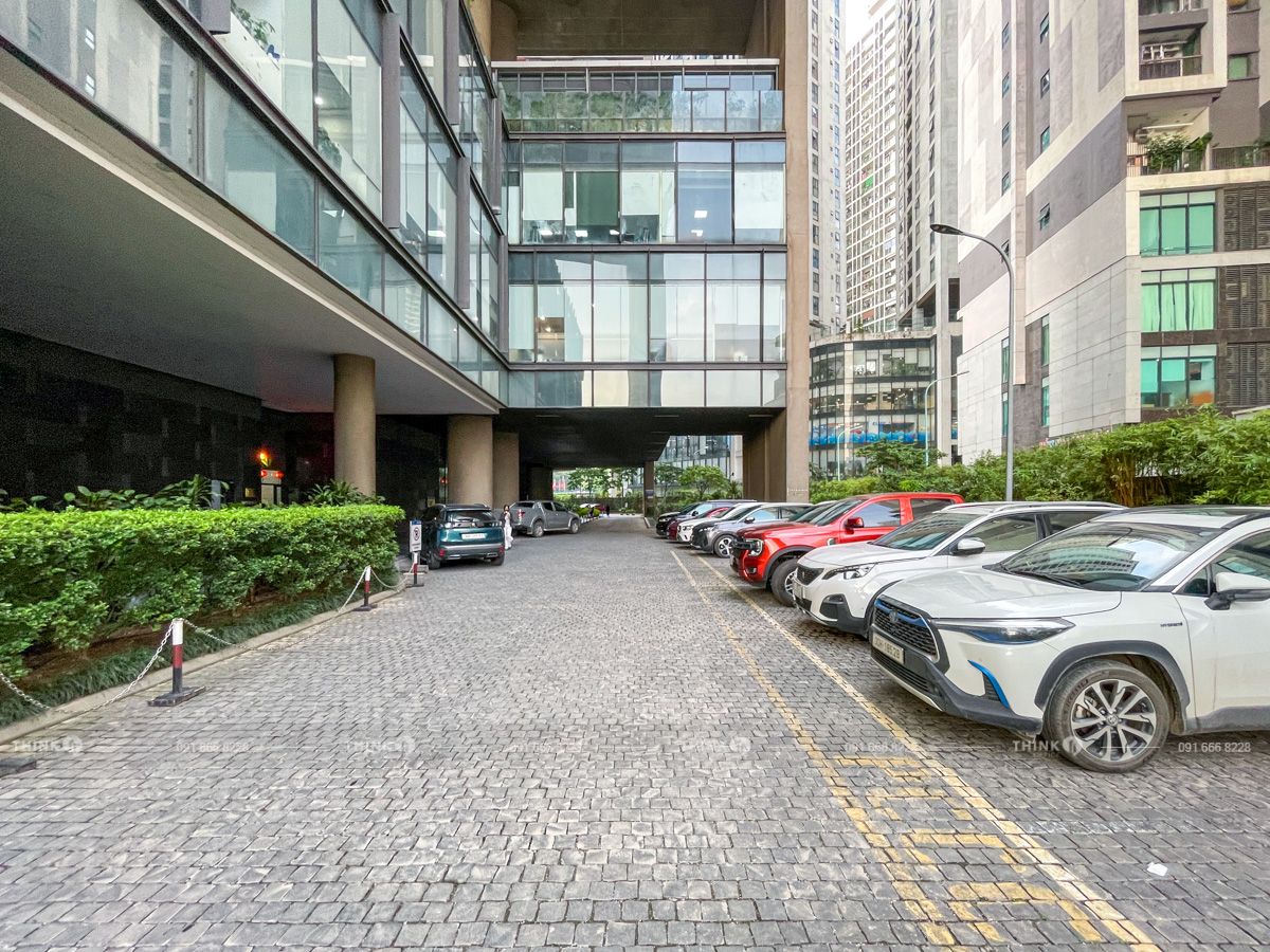 Lối vào sảnh văn phòng toà nhà Dolphin Plaza