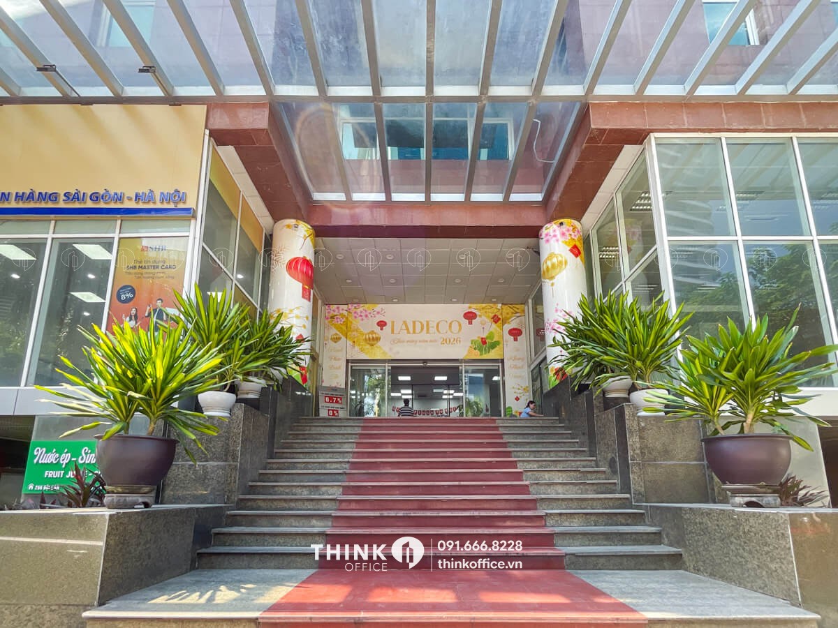 Lối vào sảnh văn phòng toà nhà Ladeco Building
