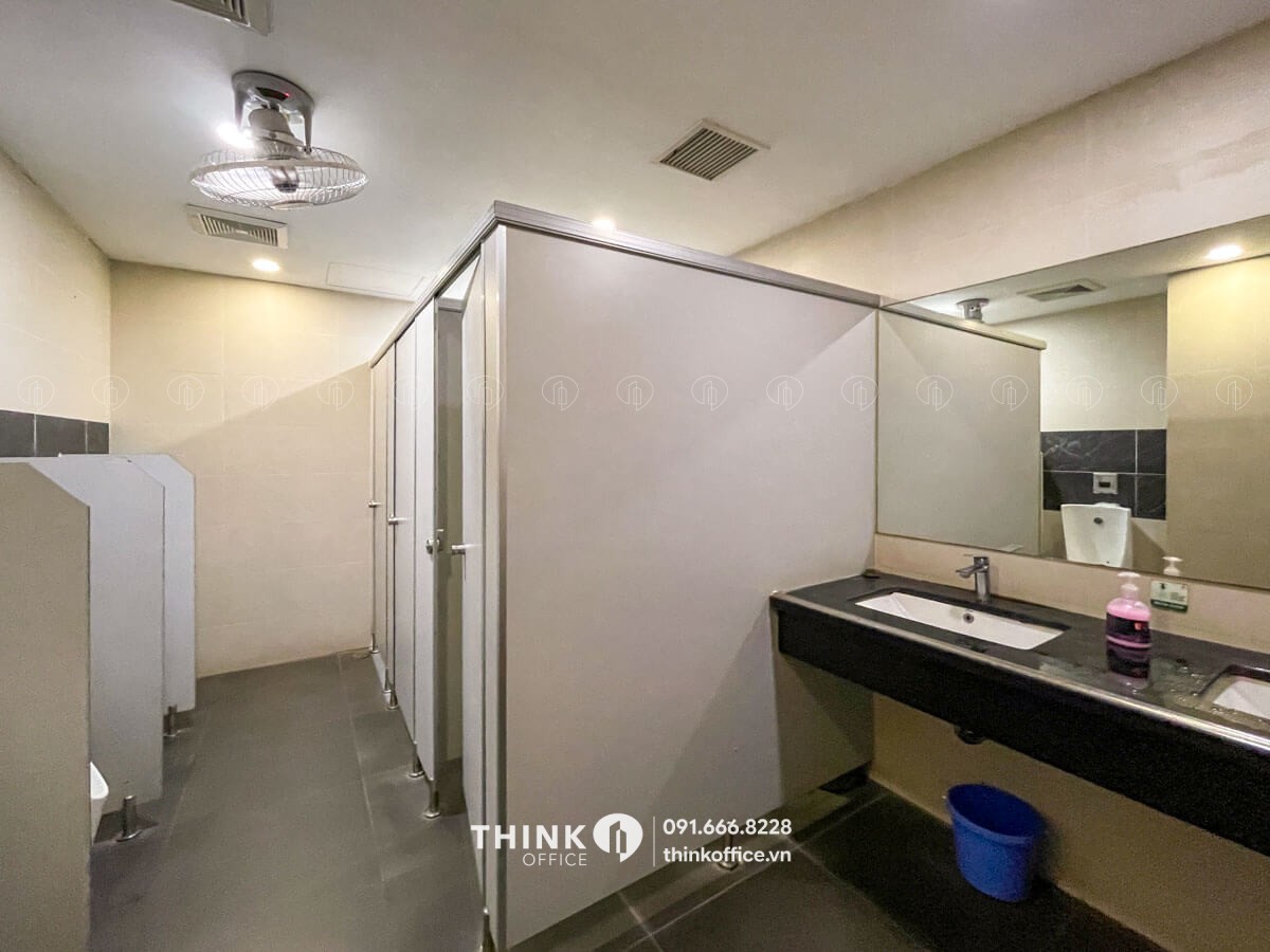 Nhà vệ sinh nam hiện đại tại toà nhà Golden Park Tower