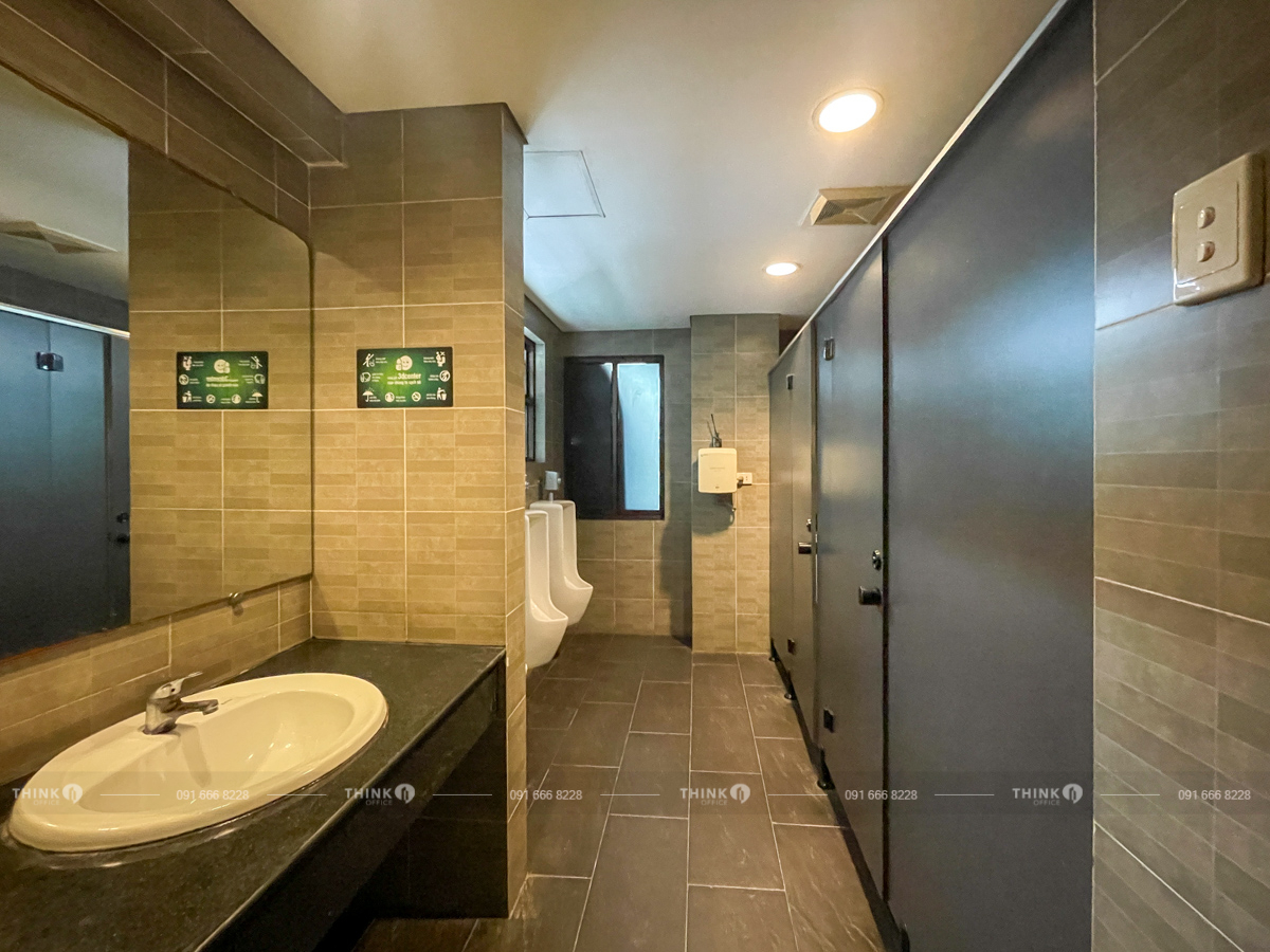 Nhà vệ sinh toà nhà 3D Creative Center Duy Tân