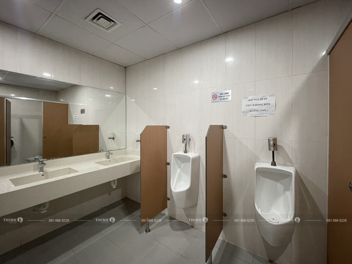 Nhà vệ sinh toà nhà AC Building Duy Tân